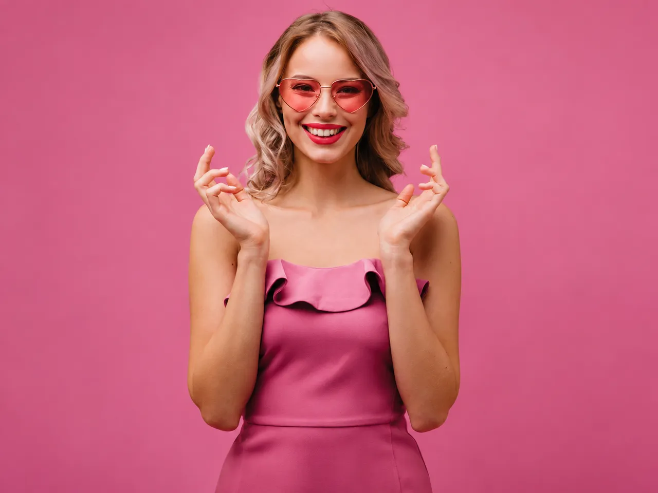 Femeie zâmbitoare cu ochelari roz, din materialele Avon